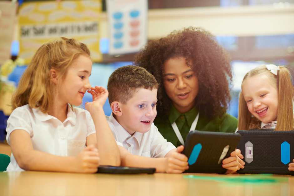 teacher using an ipad to teach children SIRO