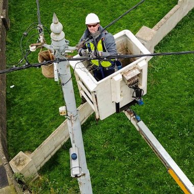 SIRO build manager working at an ESB pole stringing fibre